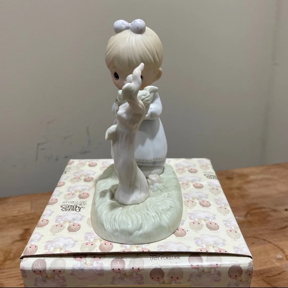 His Eye Is On The Sparrow- Figurine - Picture 4 of 9